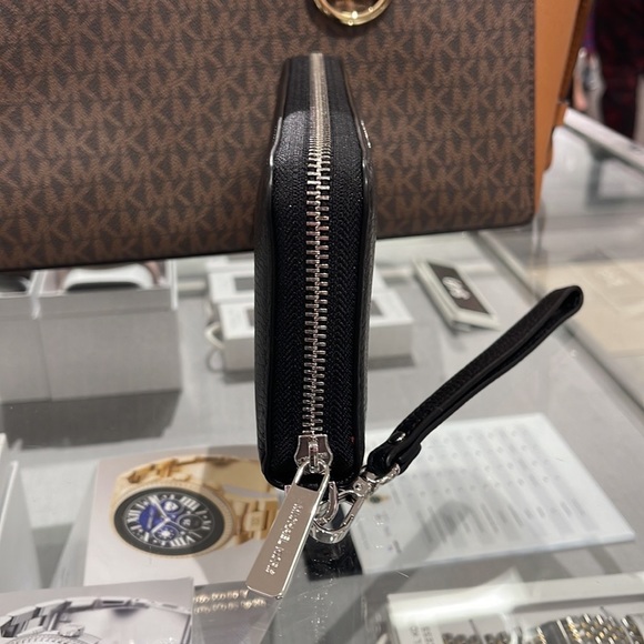 MICHAEL KORS LARGE TRAVEL CONTINENTAL WRISTLET WALLET PHONE HOLDER BLACK /Silver - Picture 13 of 16